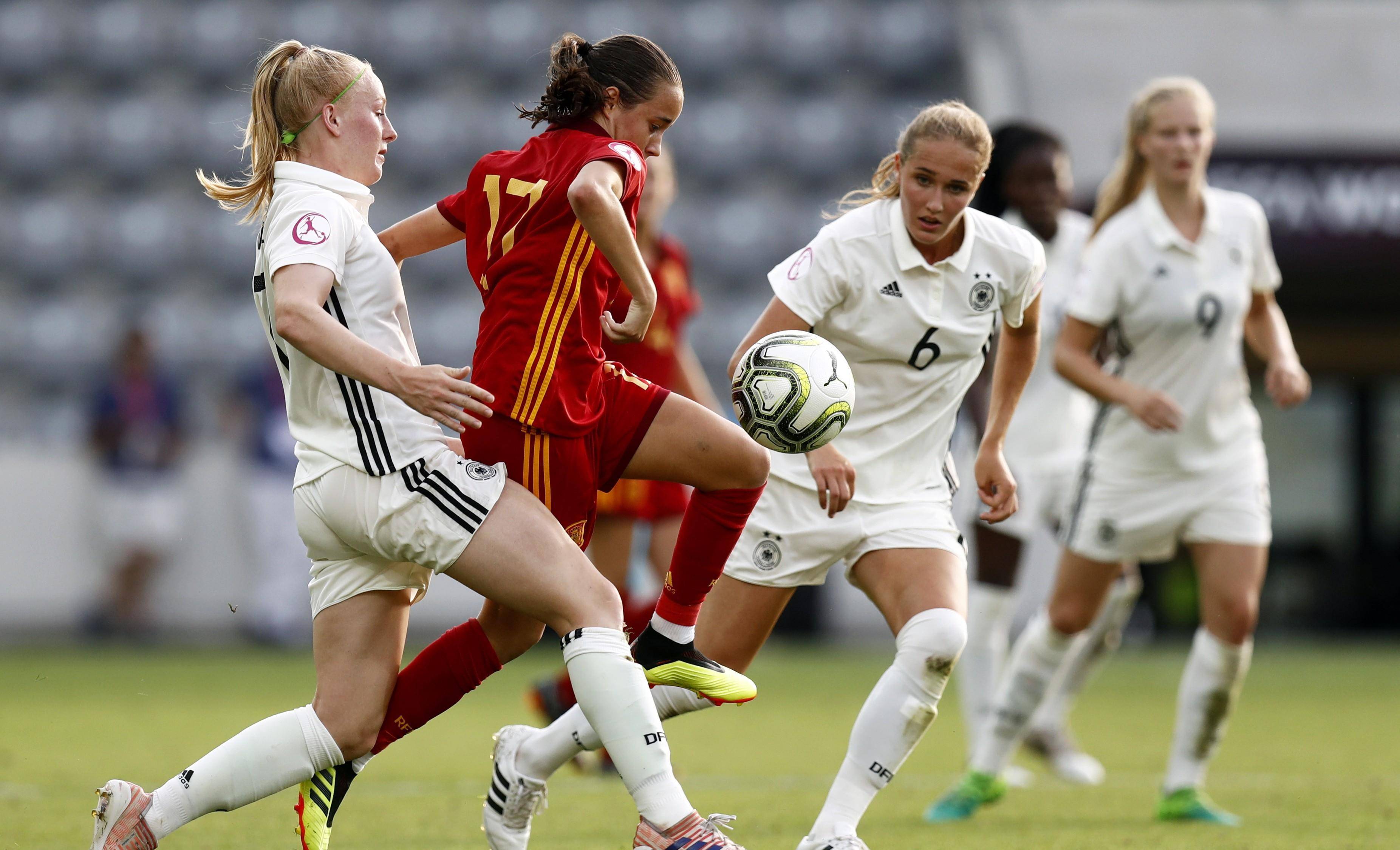 精彩足球比赛，女队高水平对抗