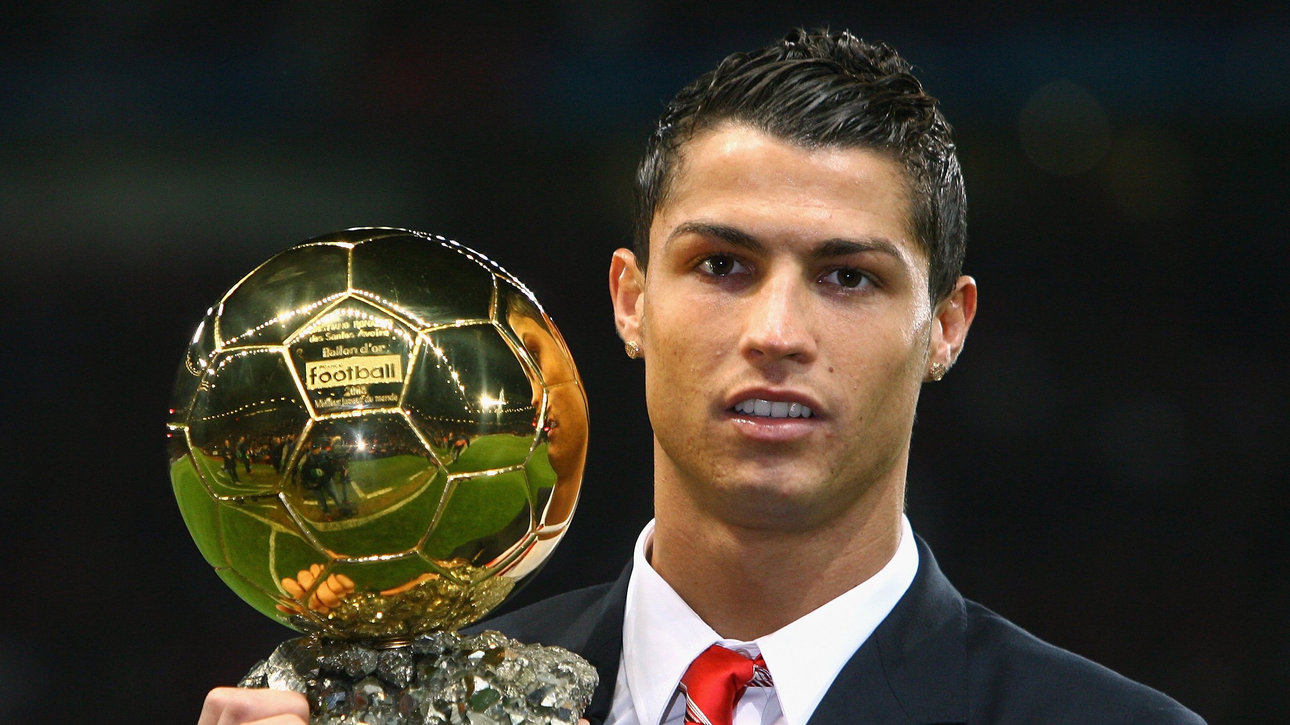 开云体育APP下载-绿茵传奇夜，瑞士铁血完胜拜仁，C罗天神下凡惊艳四座